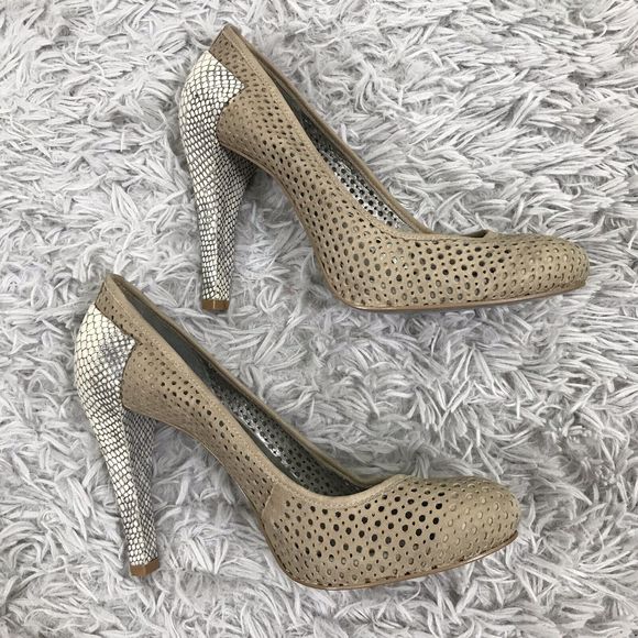 BCBGMaxAzria Brenna Round Toes Heels Animal snake embossed Shoes Size 9.5 - Picture 5 of 8